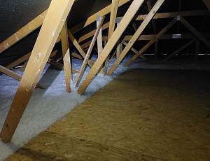 Zateplení stropu zděného bungalovu pomocí foukané izolace